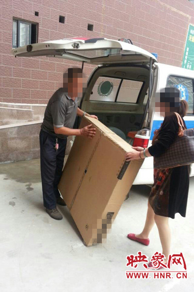 工作人員正在搬卸家具。