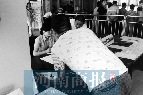 戴著耳機(jī)工作，挺“愜意”