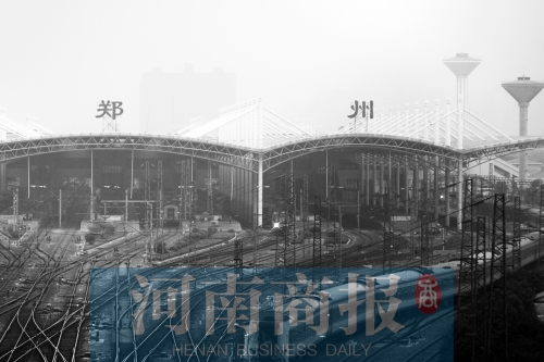 從解放路立交向南望去，火車站南側(cè)一座高樓在霧霾中若隱若現(xiàn)