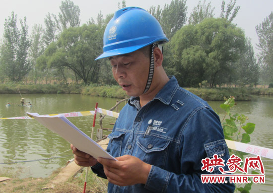 登塔之前，樊建軍在做最后的安全指示