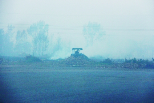 　9月底，南陽(yáng)市社旗縣一處秸稈焚燒現(xiàn)場(chǎng)。此次督察通報(bào)，該縣被罰款9萬(wàn)元。