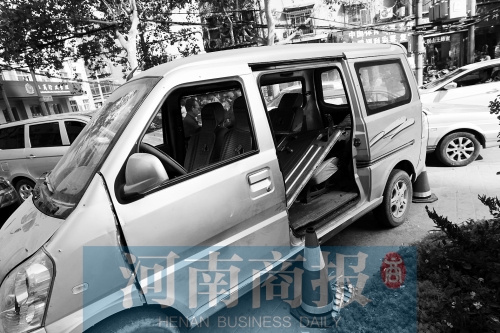 　面包車(chē)的后座上，放著被掰掉的車(chē)門(mén)