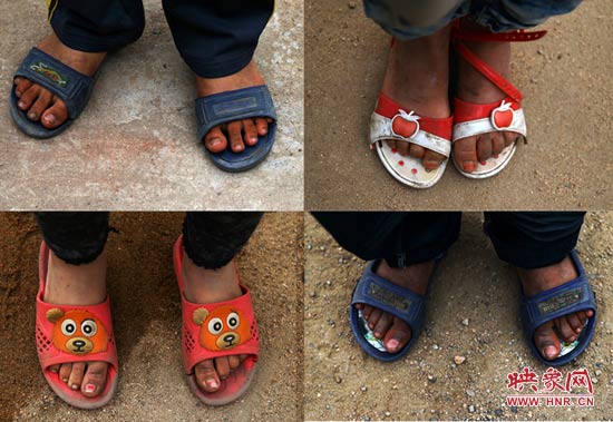 山里的溫度已經(jīng)很低了，有些孩子還是光腳穿著拖鞋。