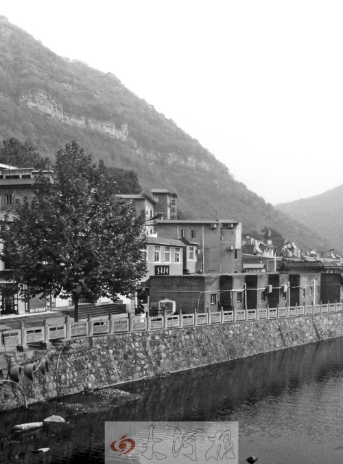 胡萬林此次涉嫌非法行醫(yī)選擇的地點,就在這座山下的農(nóng)家賓館內(nèi) 胡萬林此次涉嫌非法行醫(yī)選擇的地點,就在這座山下的農(nóng)家賓館內(nèi)