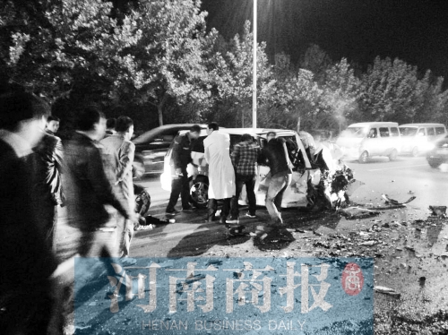 慘劇現(xiàn)場，眾人紛紛上前施救，有人拉住變形的車門，為傷者爭取救援時間