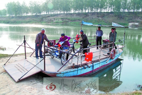 18年來，盛衛(wèi)川堅持每日如此，為河兩岸的人擺渡。