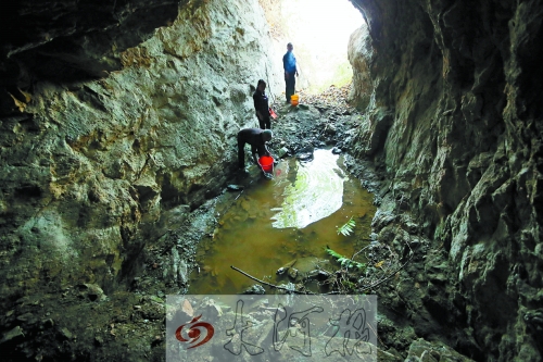 村民說(shuō)以前這里的水很深，現(xiàn)在也就剩這么一點(diǎn)兒了。