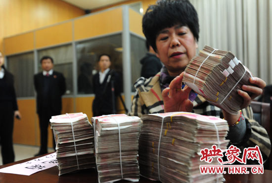 當(dāng)天共發(fā)放執(zhí)行款4110萬(wàn)元。其中，支票4018萬(wàn)元，現(xiàn)金92萬(wàn)元。