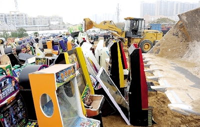 昨日16時，在鄭州市公安局治安支隊院內，省會警方集中銷毀了“雷霆”行動中查獲的賭博機等涉賭物品