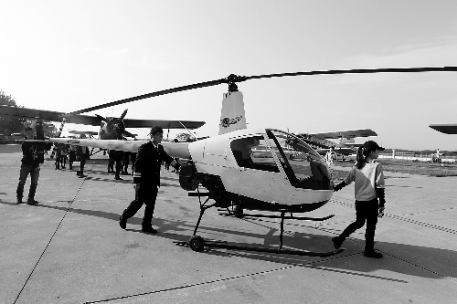 選拔賽現(xiàn)場(chǎng)，選手們正入場(chǎng)表演 記者 鄧萬(wàn)里/攝