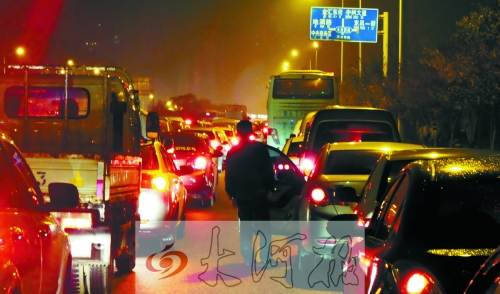 上周五晚上7點(diǎn)多,東風(fēng)東路車輛擁堵,一個多小時只能前行100米。