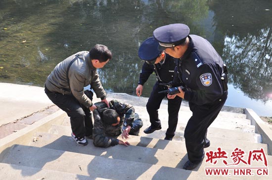 該男子滾入冰冷的金水河，嗆了幾口污水，連滾帶爬從水中出來，隨后被金水路派出所民警救上岸。