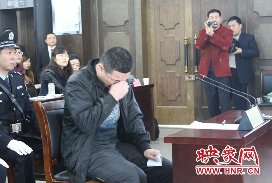 庭審現(xiàn)場(chǎng)，被告人常樹民哽咽著宣讀手中的悔恨書。