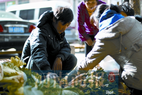 附近的市民得知了他的遭遇，紛紛前來(lái)買(mǎi)菜