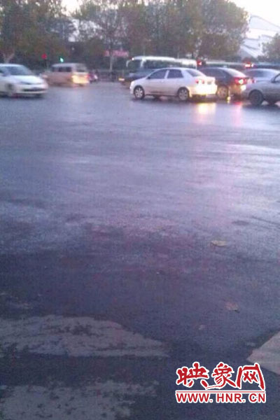 中原路與嵩山路交匯處路面因?yàn)⑺Y(jié)冰。（圖片來自網(wǎng)絡(luò)）