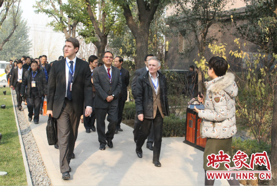 河南鄭州2013服務(wù)外包大會(huì)的嘉賓們參觀了金水科教園區(qū)和河南外包產(chǎn)業(yè)園并留下了深刻的印象。