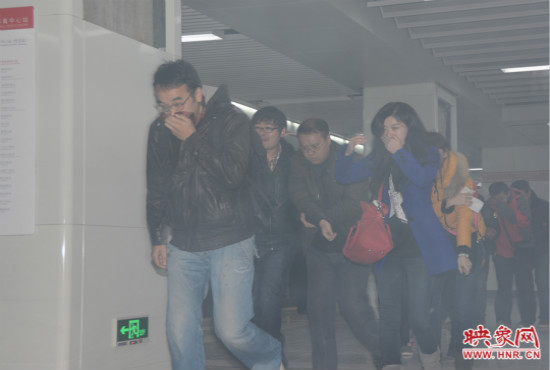 演習(xí)中，地鐵乘客從地鐵車(chē)廂中跑出。