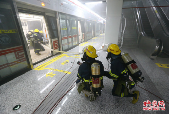 人員疏散完畢后，消防隊(duì)員開(kāi)始滅火