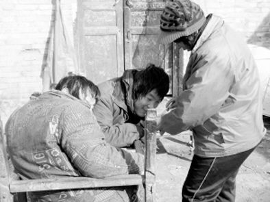 去年年初，武文英和雙胞胎腦癱兒子。圖片來源/《周口晚報》