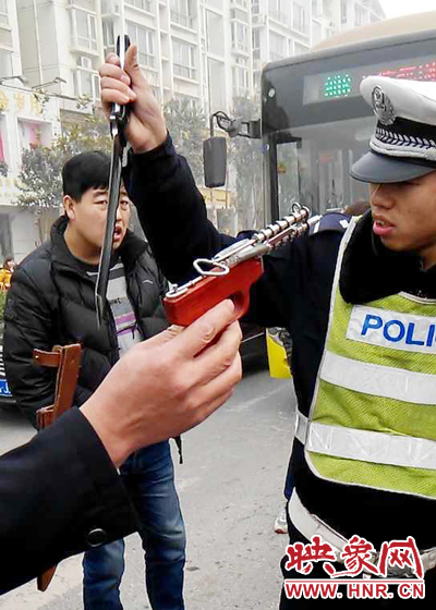 據(jù)當(dāng)事交警描述，男子自知車上有刀，在車輛被逼停后，車上的另一名男子試圖將刀具交給到達現(xiàn)場的同伴。