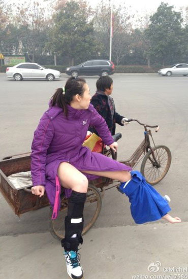 楊婕與朱婷相撞受傷下場-街頭大媽三輪送賓館。