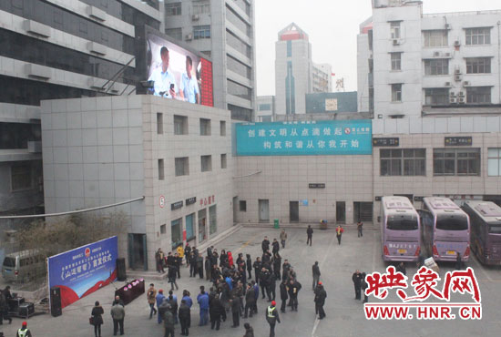 大巴車內(nèi)均在播放著這部以農(nóng)民工討薪為題材的微電影。