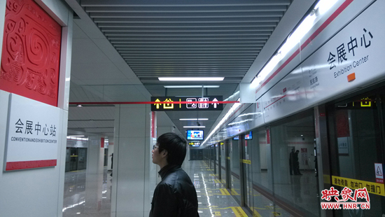 會展中心站，兩塊牌子的站點(diǎn)名稱英文翻譯也不相同