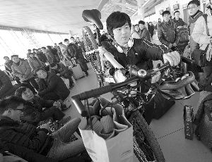 由于媽媽生病，盧文成只得中途放棄騎行改乘火車趕回老家。