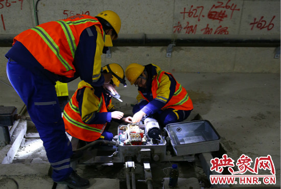 鄭州地鐵設(shè)備部各工種的同事們每晚在夜深人靜時(shí)的隧道里堅(jiān)守著自己的崗位。