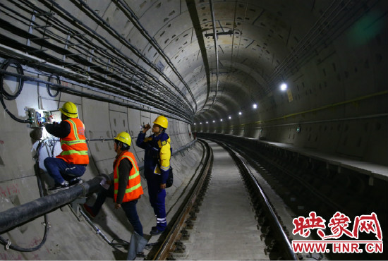 設(shè)施設(shè)備部通號(hào)室信號(hào)專(zhuān)業(yè)工程師正帶領(lǐng)著同事們進(jìn)行軌道信號(hào)轉(zhuǎn)轍機(jī)零件更換。