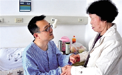 “媽媽,謝謝您的支持!”耿斌拉著媽媽的手。