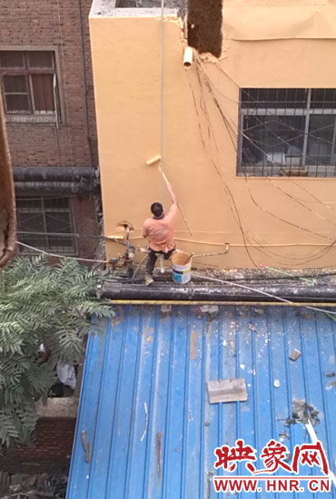 在13年11月多家媒體該酒店加蓋事件后，該酒店派人將樓層加蓋處統(tǒng)一刷上黃漆(附近小區(qū)居民提供)