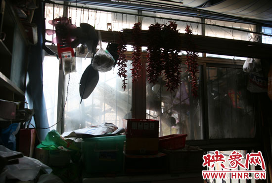 受影響的住戶將自己的窗戶遮擋起來，以防被加蓋樓層住戶看到自家