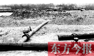 鄭州首座垃圾沼氣電廠并網(wǎng)發(fā)電，集氣管一端連接垃圾山深處，一端連接電廠集氣裝置