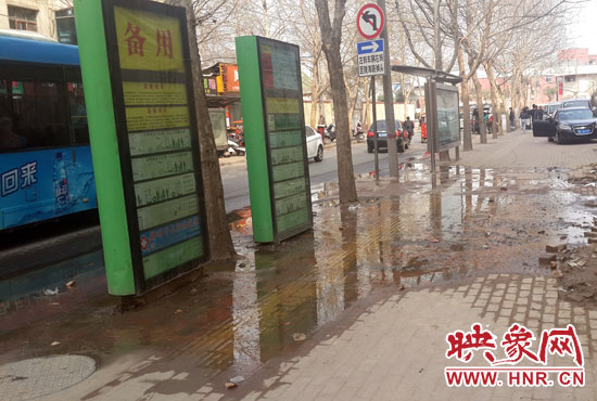 公交車站處臭氣沖天污水橫流，行人幾乎無法在此等車