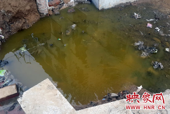 \路旁有一個(gè)水坑，污水不停在往外冒