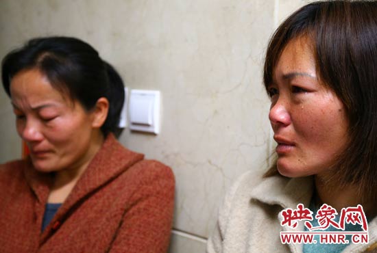 提及現(xiàn)狀，柴小快的女兒不住流淚。