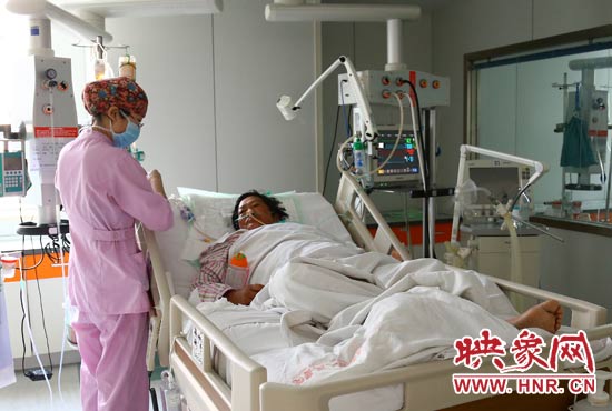 4月4日上午，仍舊躺在重癥監(jiān)護(hù)室里的柴小快正在接受治療。