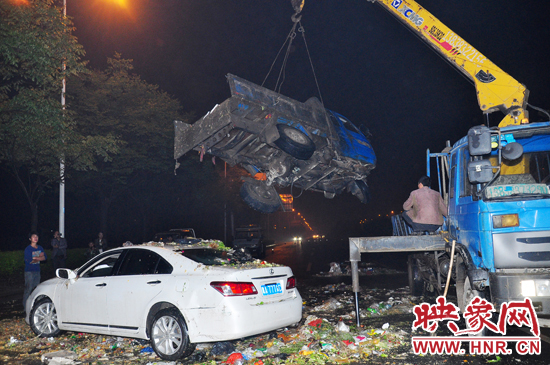 1點40許，兩輛車先后被吊起并拖離現(xiàn)場，停車場的幾位員工將路面清掃干凈，隨后該路段恢復(fù)通行。