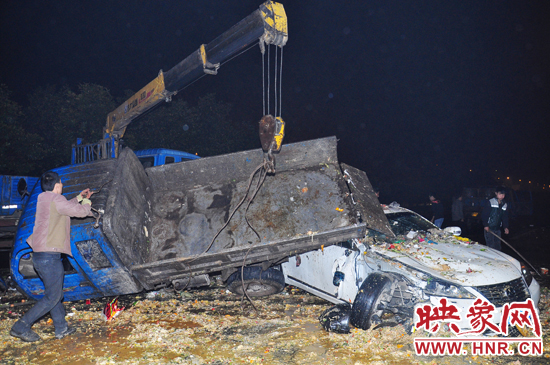 滿滿的一車泔水和垃圾傾瀉而下，鋪撒在路面和凌志車上，數(shù)十米遠(yuǎn)都能聞到泔水的惡臭。