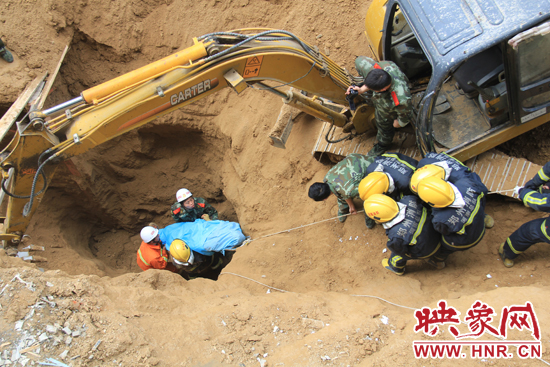 14點10分，經過4個多小時的救援，消防官兵發(fā)現被埋男子，現在正從6米多深的塔吊塌方處抬出。