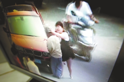寶馬女因停車費(fèi)糾紛毆打6旬老人 事后發(fā)毒誓稱沒(méi)打人