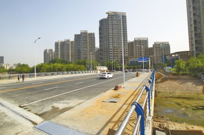 東風(fēng)渠上又一座人車兩用橋正式通車。