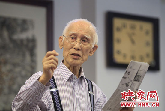 余光中現(xiàn)場(chǎng)朗誦新詩(shī)《招魂》。