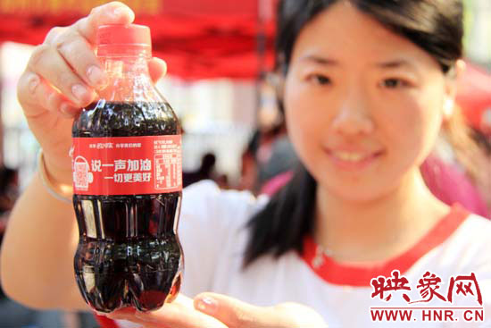 掃描瓶身二維碼，獲取對應(yīng)歌詞flash動畫