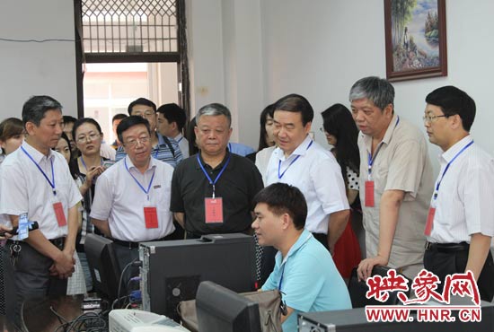 在評卷質檢組,工作人員介紹說,今年有四級質檢(即小組質檢、題組質檢、學科質檢、省質檢),確保嚴把質量