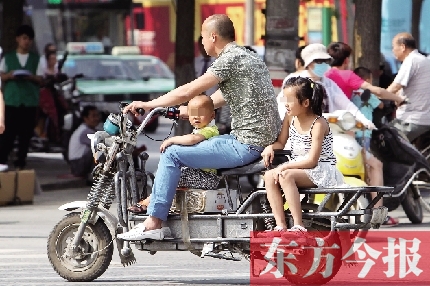 這樣帶著孩子，一個(gè)剎車(chē)，孩子就有可能摔下車(chē)