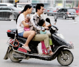 帶著孩子騎電動(dòng)車(chē)，安全一定要放在第一位。