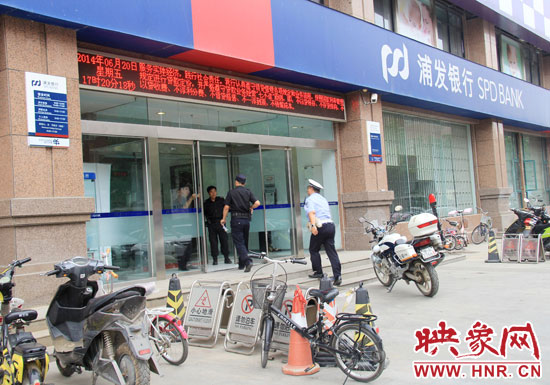 民警趕到現(xiàn)場(chǎng)了解情況。