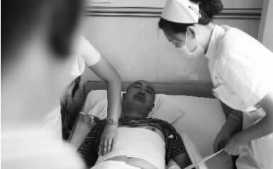 昨天，鄭州市第一人民醫(yī)院，被打傷的鄭州管城區(qū)執(zhí)法隊(duì)員唐建偉在接受治療。